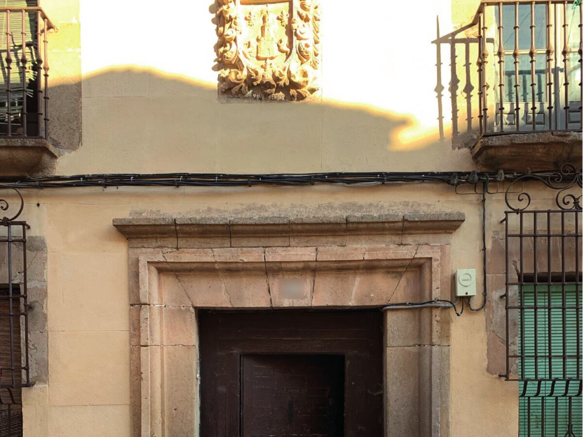 The coat of arms and the portal of the Casa Palacio de los Manrique